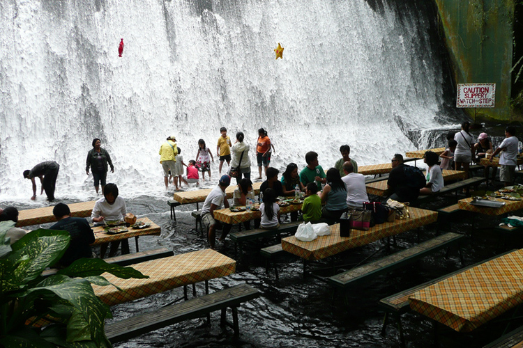 The Labassin Waterfall Restaurant, fot. zedfrx | CC BY-NC 2.0