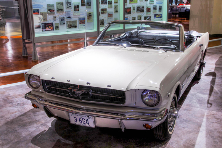Ford Mustang serial number one (1964), fot. Alvintrusty, CC BY-SA 3.0
