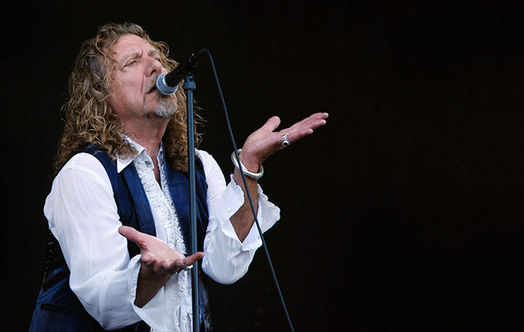 Robert Plant, 2008 Bonnaroo Music Festival, Manchester, TN, fot. Joshrhinehart, CC BY-SA 3.0